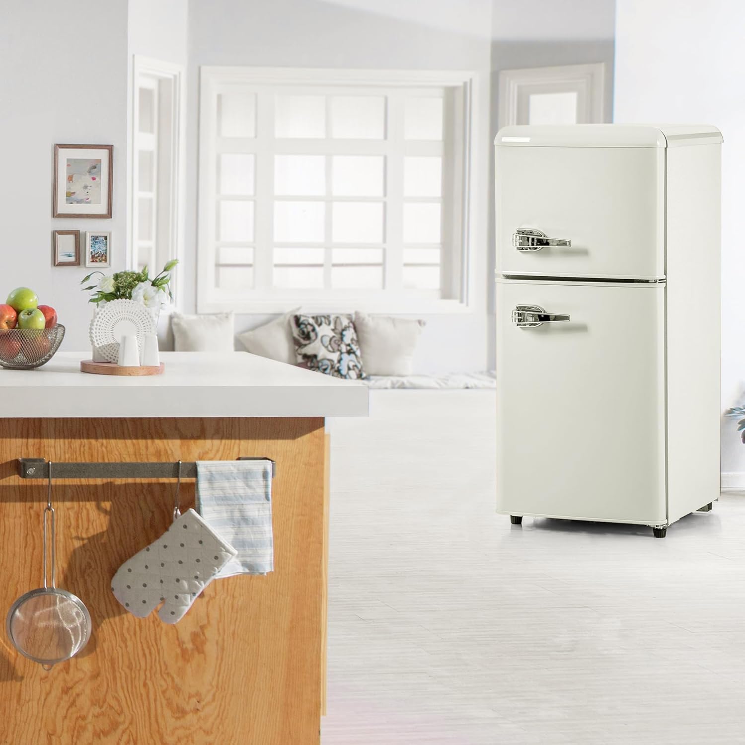 Merax Kühlschrank mit Gefrierfach, Kühl-Gefrierkombination, 60 Liter Doppeltür Kühlschrank, 22L Gefrierschrank, 45dB, LED, Gemüsefach, Türablagen, Retro-Griff, für Familie, Büro, Restaurant, Cremeweiß — Ansicht 2