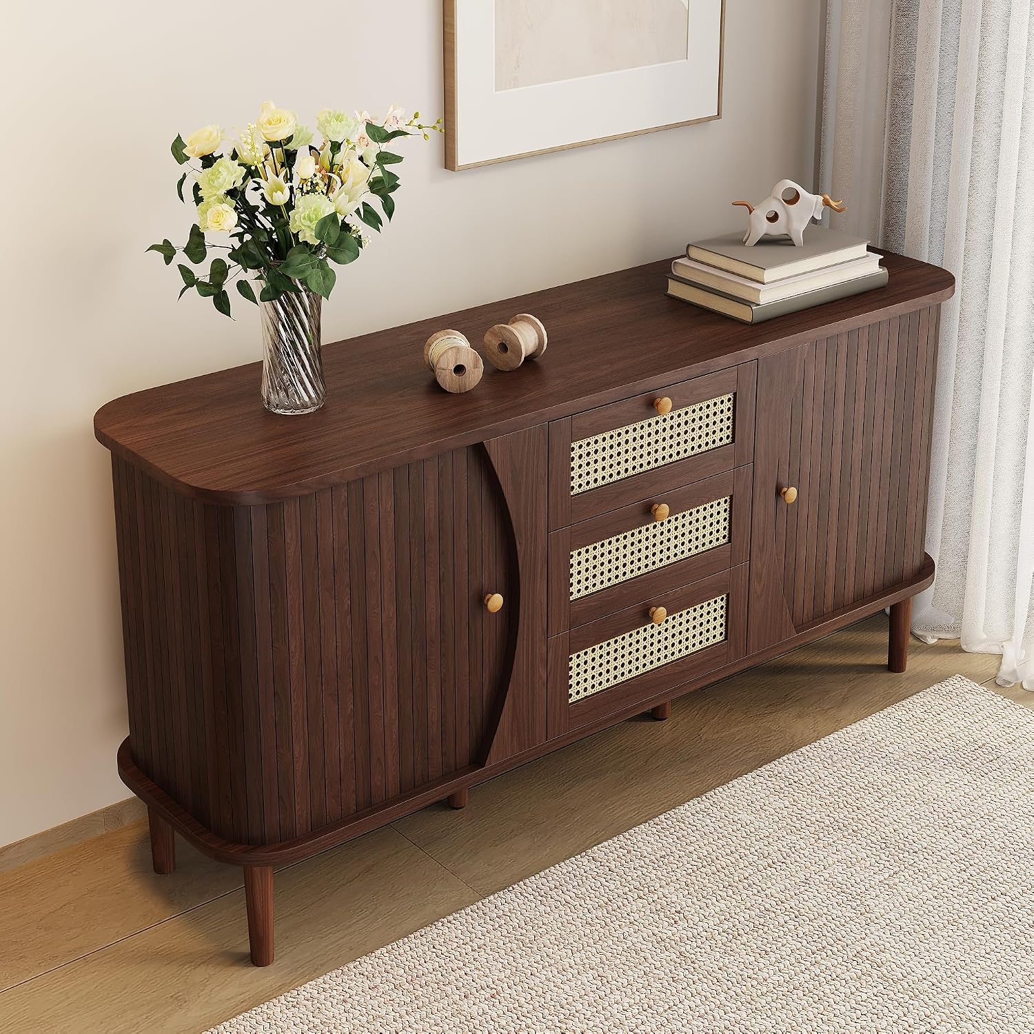 Merax Rattan Sideboard Kommode mit 3 Rattan Schubladen und 2 Schiebetüren, Sideboard Holz Küchenschrank Buffet mit verstellbaren Einlegeböden, gewölbter Platte Design, Walnuss/140.5x40x76cm — Ansicht 4