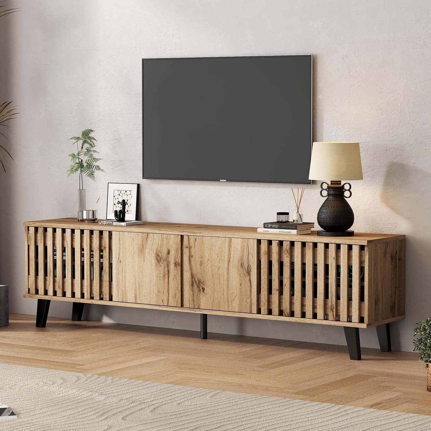 Merax TV Schrank 180cm, Fernsehtisch, Lowboard mit 4 Schränken für 70-Zoll-Fernseher, Durchbrochene Schranktüren, TV Kommode, HiFi-Schrank für Wohnzimmer/Schlafzimmer, Landhausstil, Original Holzfarbe